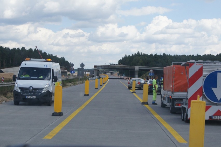 Budowa autostrady A1. Pierwszy odcinek betonowej jezdni koło...