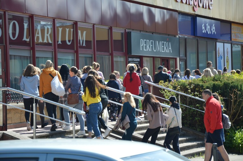 Ogromna kolejka w centrum Goleniowa. Uchodźcy chcą się uczyć polskiego