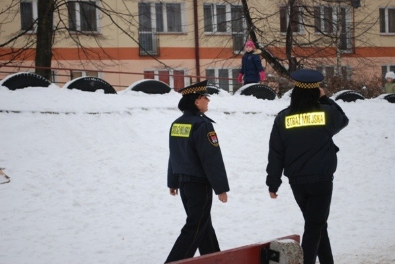 Strażnicy miejscy patrolują Płock podczas ferii