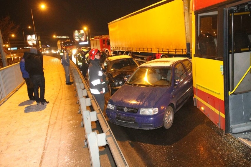 19 pojazdów zderzyło się w dwóch karambolach we Wrocławiu (ZDJĘCIA)