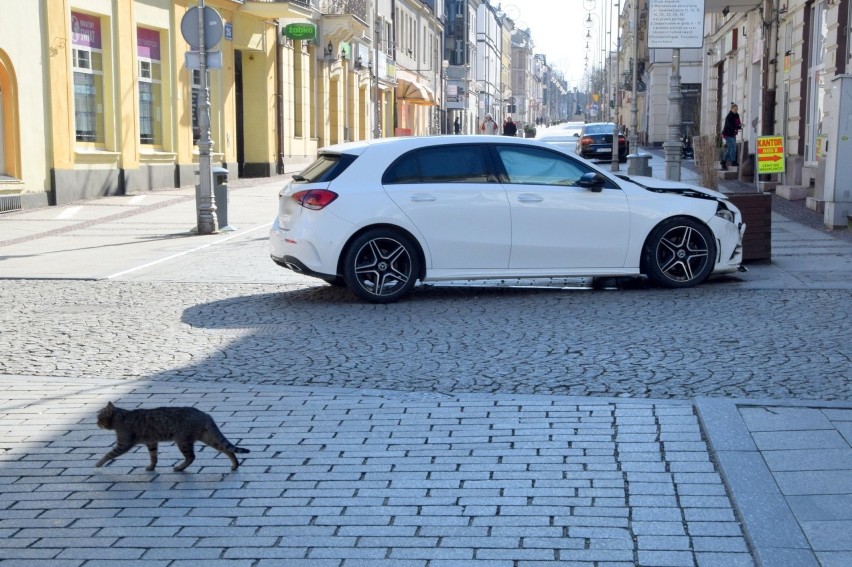 Rozbity mercedes na środku kieleckiej Sienkiewki! Wyjaśniamy okoliczności wypadku (ZDJĘCIA)