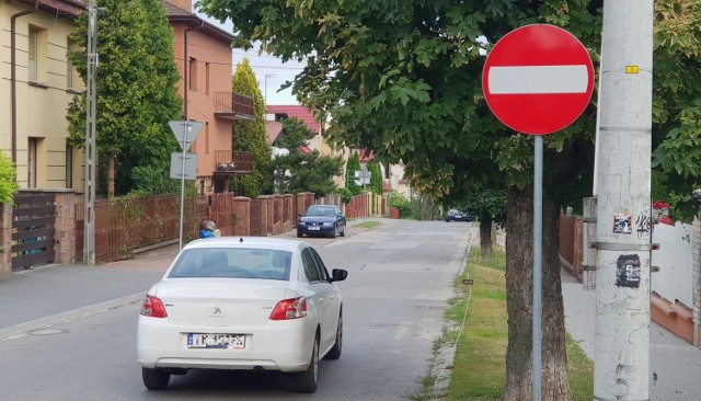 Na fragmencie ulicy Mazurskiej wprowadzono ruch jednokierunkowy, nie wszyscy kierowcy stosują się do nowego oznakowania i stwarzają zagrożenie dla innych.