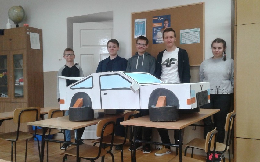 Uczniowie z Dobieszyna konstruują model samochodu przyszłości w ramach projektu "Być jak Ingacy" [ZDJĘCIA]