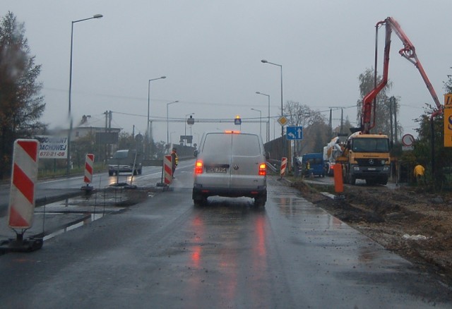 "Czwórka" między Tarnowem, a Dębicą w wielu miejscach jest rozkopana, a ruch dodatkowo utrudniają prace na poboczu drogi