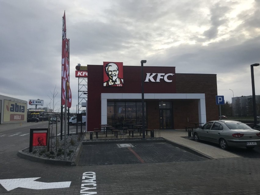 Zamość. Otwarcie pierwszego KFC. Tłumy i długie kolejki do...