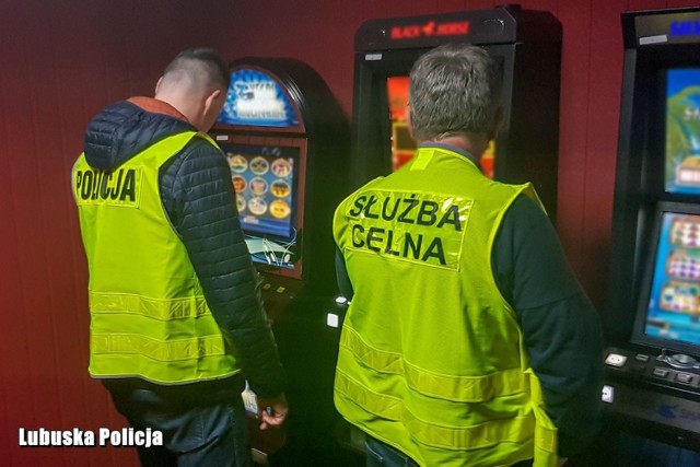 Kolejny nielegalny punkt z automatami do gier zlikwidowany! - 21 lutego gubińscy policjanci w godzinach wieczornych wsp&oacute;lnie z funkcjonariuszami Służby Celno-Skarbowej weszli do jednego z lokali w Gubinie, gdzie miało funkcjonować pseudokasyno. 

&lt;script class=&quot;XlinkEmbedScript&quot; data-width=&quot;640&quot; data-height=&quot;360&quot; data-url=&quot;//get.x-link.pl/ecd022d2-81ce-2e1b-8c98-687c6f4f8b60,24983685-6003-0536-a15e-ea7e2b9a7198,embed.html&quot; type=&quot;application/javascript&quot; src=&quot;//prodxnews1blob.blob.core.windows.net/cdn/js/xlink-i.js?v1&quot;&gt;&lt;/script&gt;

Zobacz r&oacute;wnież: Tragiczny wypadek. Zginęła rowerzystka [ZDJĘCIA]
