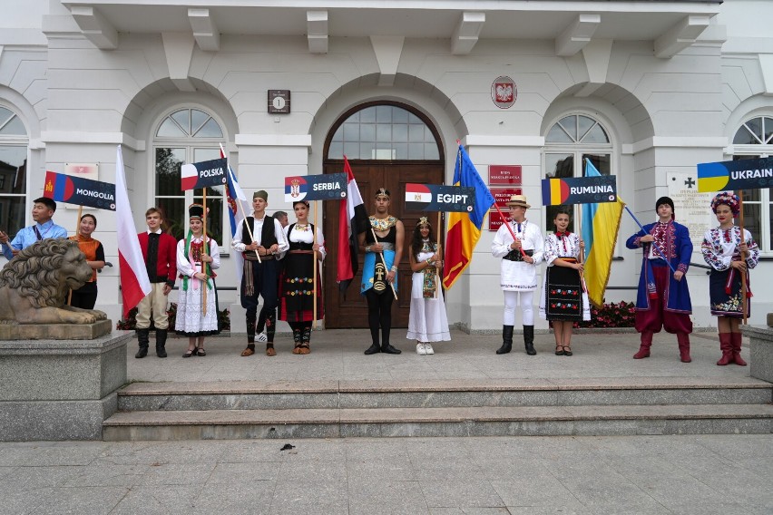 Prezentacja zespołów folklorystycznych przed Vistula Folk Festival