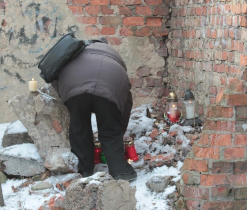 Mieszkańcy Sosnowca składają znicze w miejscu znalezionia...