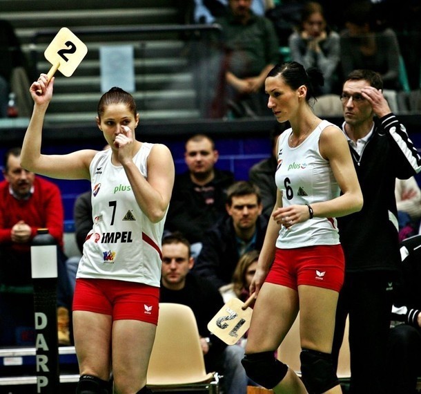 Od lewej: Ewa Matyjaszek i Monika Czypiruk weszły na parkiet z ławki i pomogły w wygranej