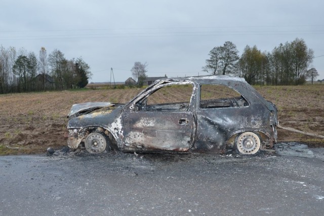 Do pożaru samochodu osobowego w miejscowości Julkowo w powiecie lipnowskim. Spłonął opel corsa. Po ugaszeniu ognia dokonano makabrycznego odkrycia.
