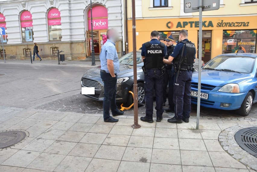 Tarnów. Sprzeczka o blokadę za złe parkowanie [ZDJĘCIA]