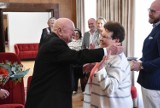 Diamentowe małżeństwo z Malborka odebrało medale "Za Długoletnie Pożycie Małżeńskie". Rodzinna uroczystość w Urzędzie Stanu Cywilnego