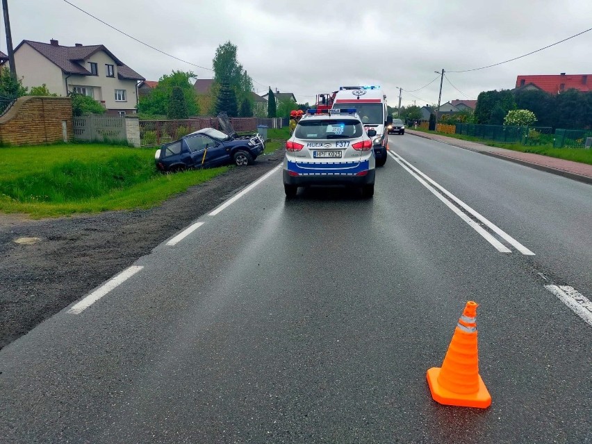 Samochód osobowy dachował i wjechał do rowu przy drodze w Kraszkowie ZDJĘCIA