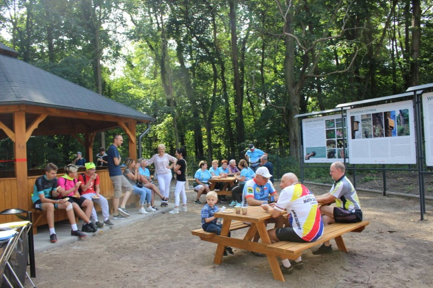Wiata turystyczna w Osieku pod Pakosławiem oficjalnie otwarta. Znużeni drogą rowerzyści mają gdzie odpocząć przed dalszą wycieczką [ZDJĘCIA]
