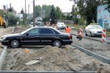 Wokół remont, a w środku stoi auto 