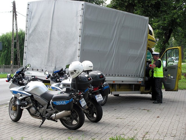 Policjanci kaliskiej drogówki kontrolowali ciężarówki.