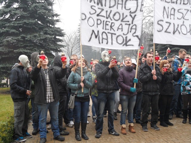 Uczniowie kilka miesięcy temu protestowali przed UM. Bez skutku.