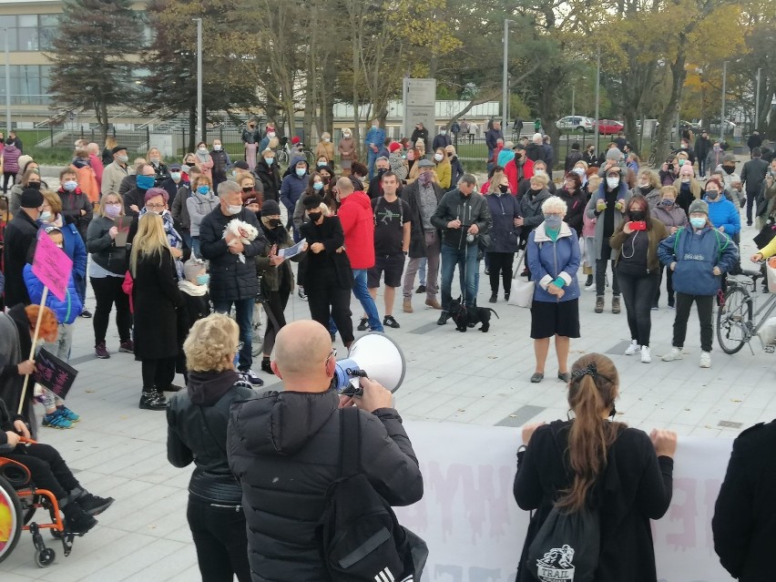 Strajk przy molo w Kołobrzegu. Protestujący poszli pod biuro Czesława Hoca ZDJĘCIA