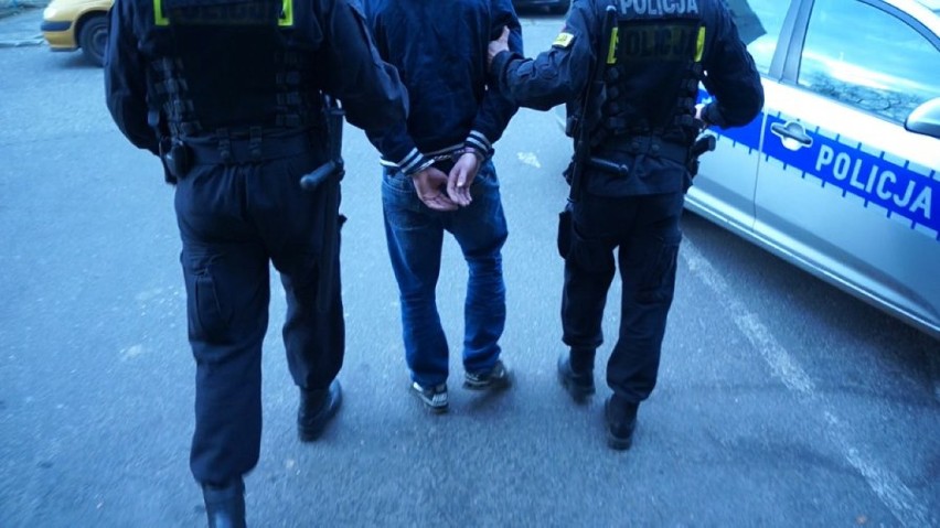 Napad na policjanta w Jastrzębiu. 22-latek chciał przejechać policjanta FOTO