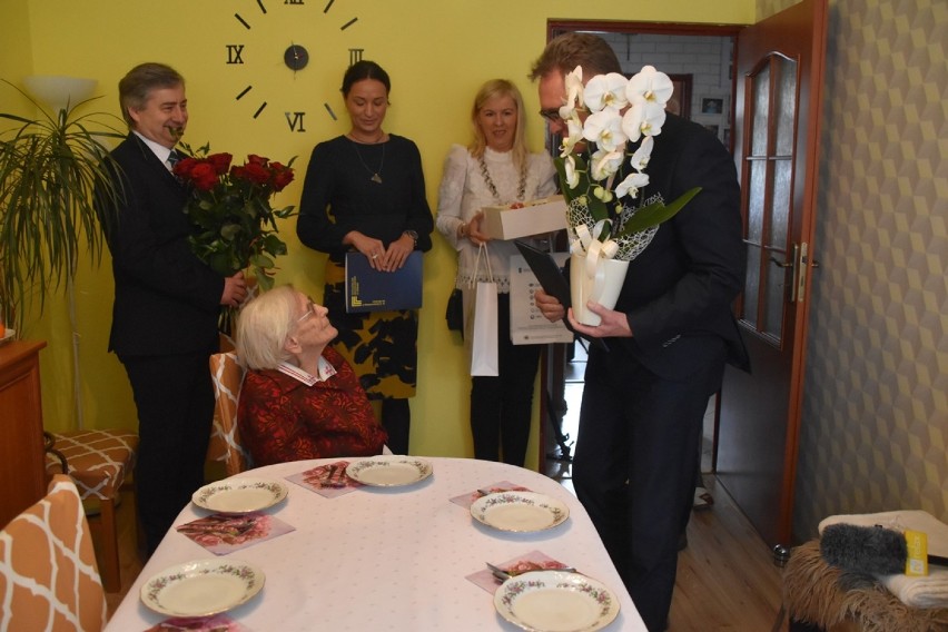 103. urodziny pani Janiny Marciniak - goście złożyli życzenia szanownej solenizantce