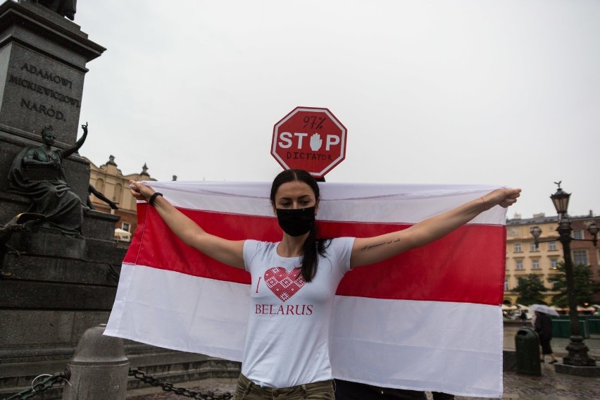 Manifestacja solidarności z Białorusią na Rynku w Krakowie