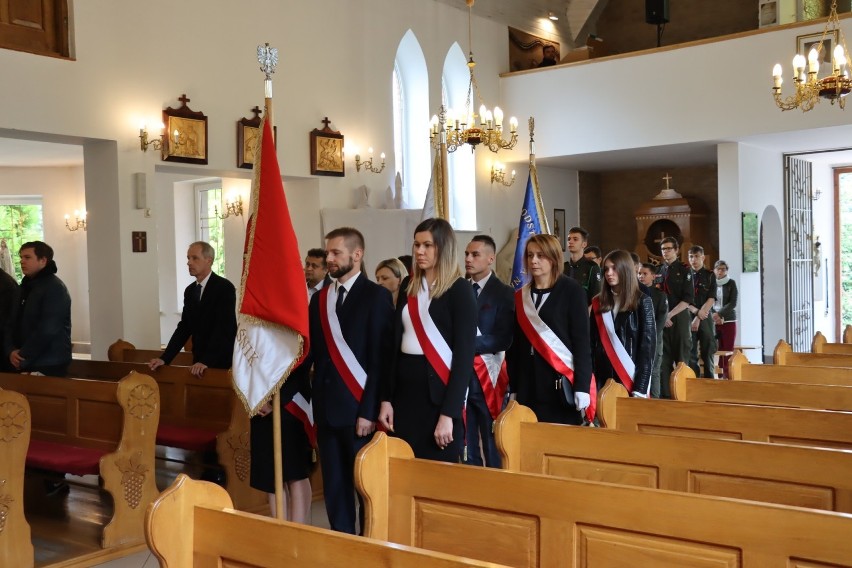 Ku pamięci poległych pod Kraśnikiem i Polichną. Zobacz zdjęcia z uroczystego odsłonięcia tablic na cmentarzu przy ulicy Lipowej