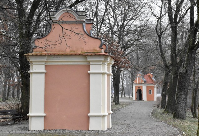 "Kalwaria jest drugim w całej Polsce obiektem sakralnym tego typu. Bardzo nam zależy na dalszej i jeszcze większej promocji tego obiektu, skutkującej jeszcze częstszymi przyjazdami grup pielgrzymów, turystów w ramach grup zorganizowanych lub indywidualnych z okolicznych miasta i całej Polski" - zaznaczyli w swym proteście przedstawiciele Fundacji Kalwaria Pakoska