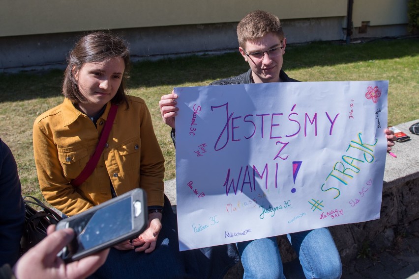 Zakopane: Licealiści urządzili pikietę poparcia dla strajkujących nauczycieli [ZDJĘCIA]