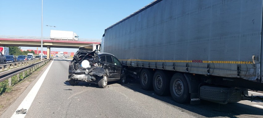 Wypadek na węźle Kowale. Trzy osoby ranne. Utrudnienia na drodze