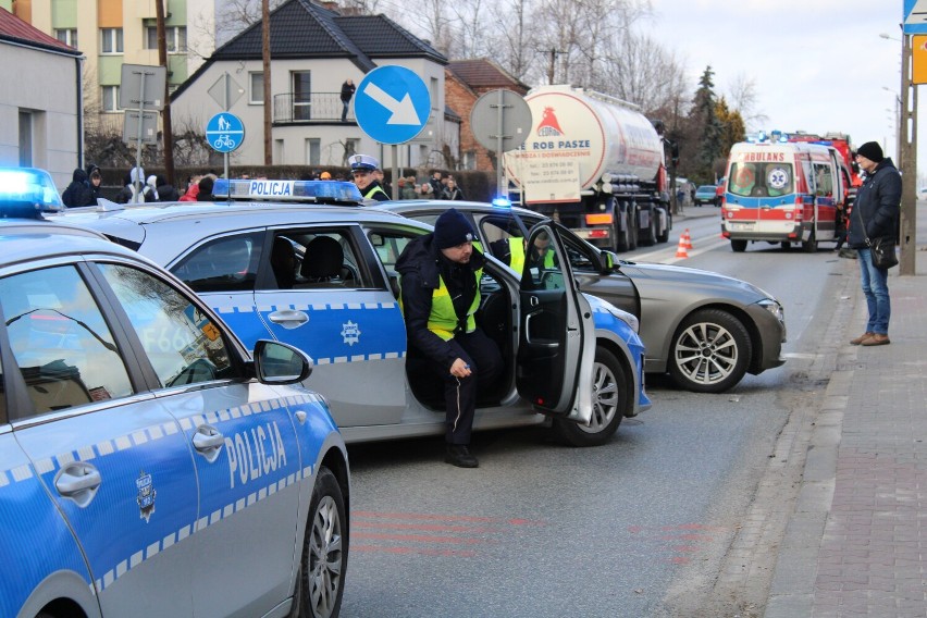 Śmiertelny wypadek na ul. Sieradzkiej w Wieluniu. 39-latek jadący hulajnogą potrącony przez porsche