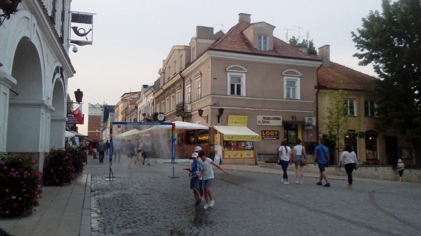 Wodne kurtyny chłodzą mieszkańców i turystów odwiedzających Sandomierz 