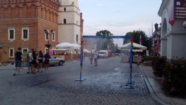 Pierwsza kurtyna stanęła na sandomierskim Rynku, w sąsiedztwie Kamienicy Oleśnickich.