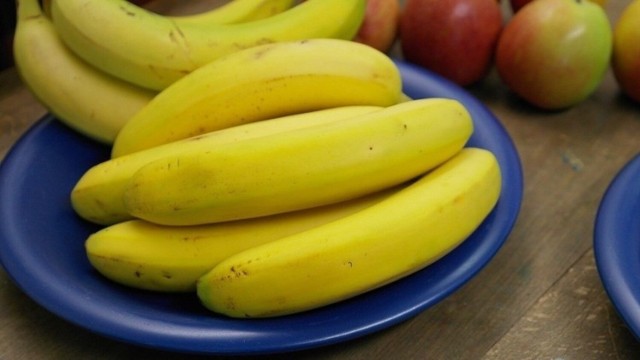 Banan to jeden z ulubionych owoców zagranicznych w Polsce. Banany to także owoce, które zawierają wiele składników mineralnych i liczne witaminy. 

Tym razem sprawdzimy co dzieje się z naszym organizmem gdy jemy banany? Kto powinien jeść te pyszne owoce, a kto raczej ich unikać. Zobaczcie na kolejnych zdjęciach. 