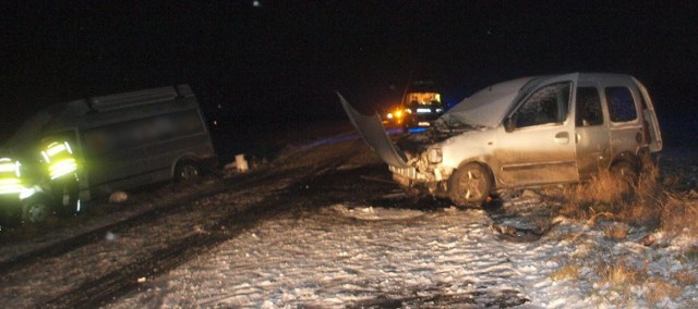Wczoraj (14.01.2014r.) krótko przed godz. 17:00 w miejscowości Kijaszkowo (gm. Czernikowo) doszło do zderzenia dwóch aut renault kangoo i forda transita.


Wypadek Kijaszkowo [ZDJĘCIA]