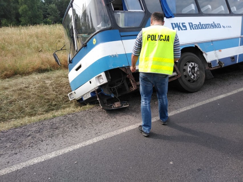 Wypadek na DK 91 w gminie Gomunice. Zderzenie vw golfa i autobusu PKS, autobus w rowie