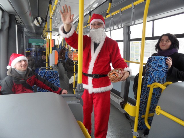 Święty Mikołaj woli podróżować autobusem niż wchodzić przez komin