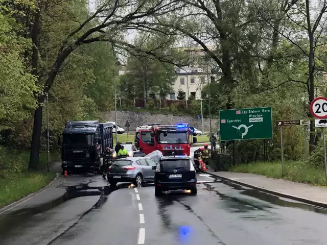 Wypadek na ul. Zgorzeleckiej w Jeleniej Górze. Droga zamknięta.