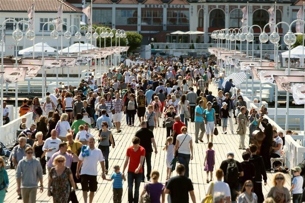 Tysiące ludzi przyjeżdża do Sopockiego kurortu.