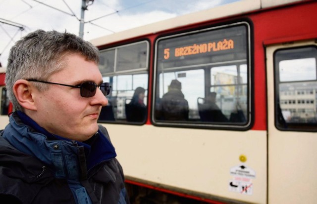 Niewidomy Rafał Charłampowicz walczy o to, by w autobusach i tramwajach pojawił się głos