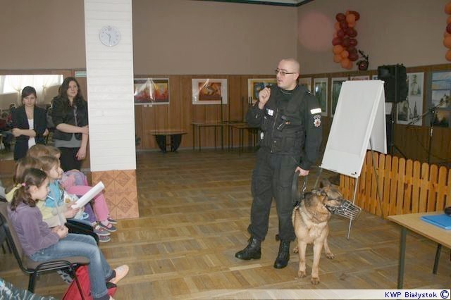 Działania &quot;Bezpieczne Ferie&quot;. Policjanci spotkali się dziećmi [zdjęcia]