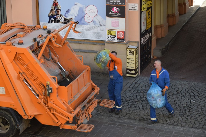 Obecne stawki za odbiór śmieci w Tarnowie wynoszą 8,5 i 15...