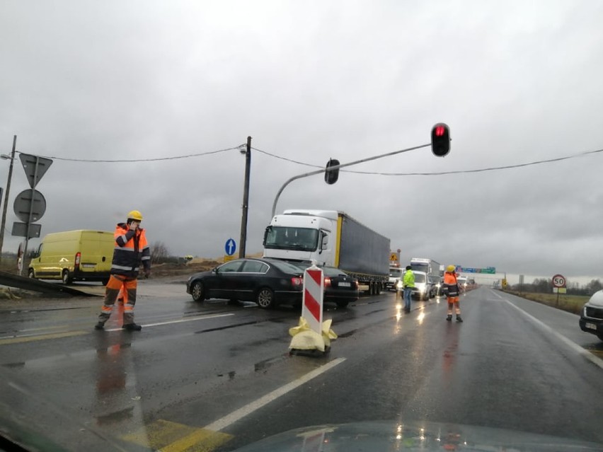 Kolizja na A1 w Twardosławicach. Na światłach ciężarówka...