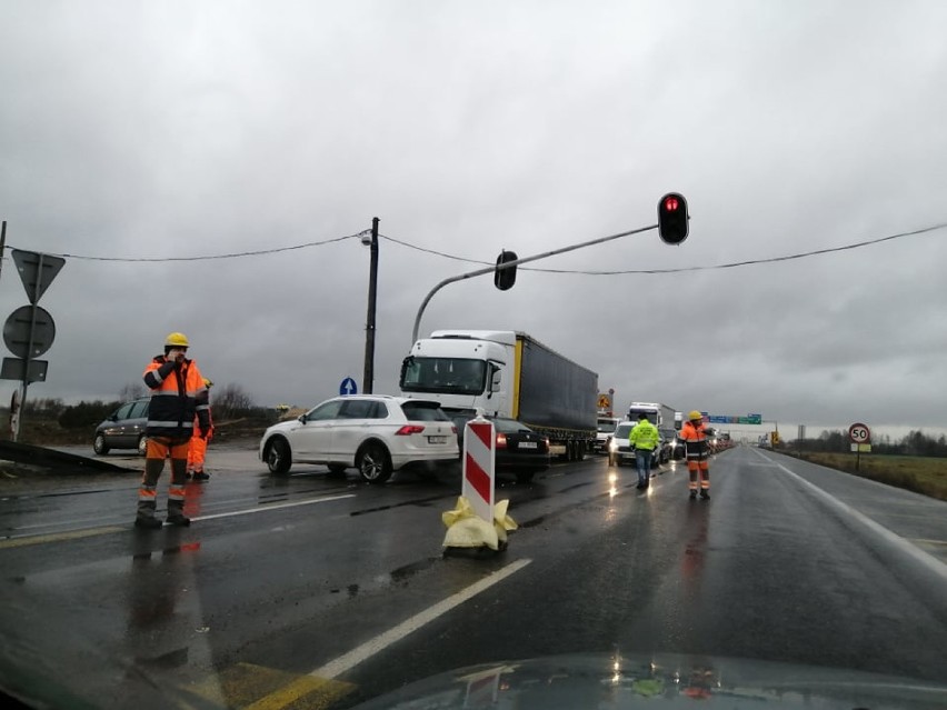 Kolizja na A1 w Twardosławicach. Na światłach ciężarówka...