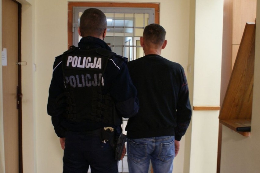 Policja znalazła narkotyki, broń i amunicję. Ojciec i syn z wieruszowskiego z zarzutami 