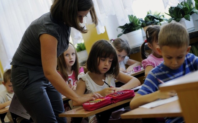 Zarobki nauczycieli wzbudzają ogromne emocje. Ostatnia podwyżka wynagrodzeń dla nauczycieli weszła w życie 1 stycznia 2019 roku. Zobacz, jak kształtują się minimalne stawki wynagrodzenia zasadniczego w polskich szkołach.
Przejdź do kolejnych slajdów --->
