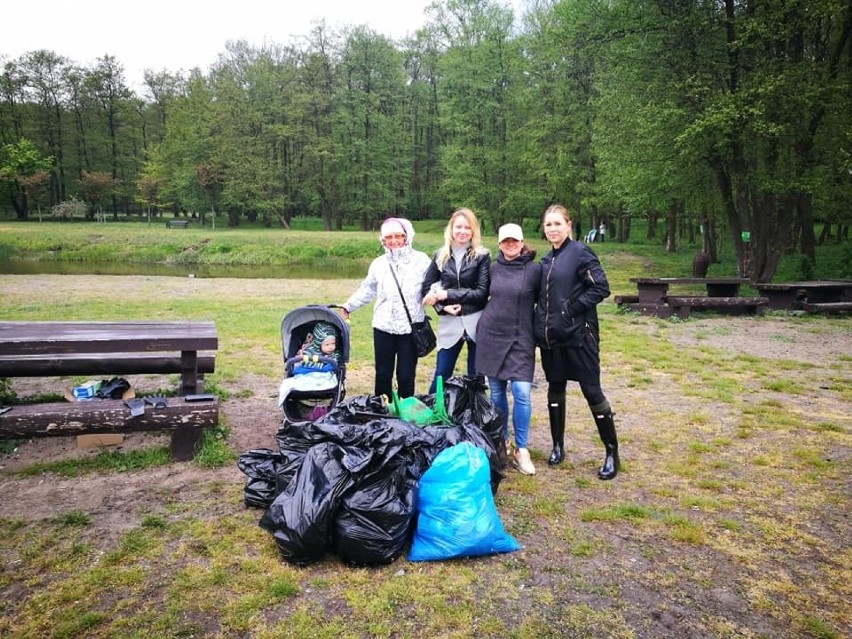 Posprzątali świnoujski park w ramach urodzinowego prezentu [ZDJĘCIA]