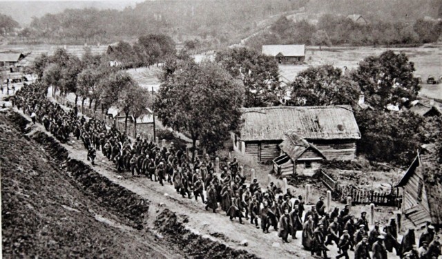 Kolumna jeńców rosyjskich. Niemiecka pocztówka propagandowa z czasów I wojny światowej