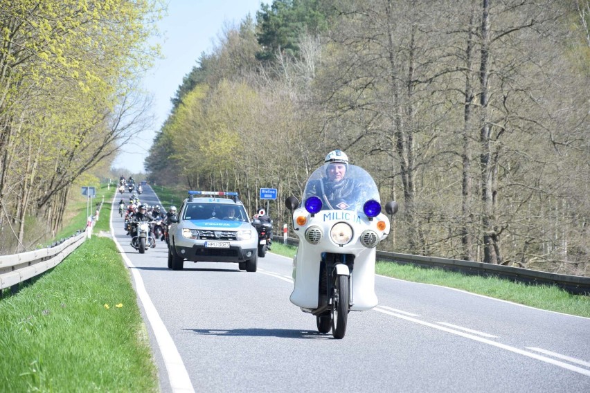 Około tysiąca osób na motocyklach przejechało w paradzie z...