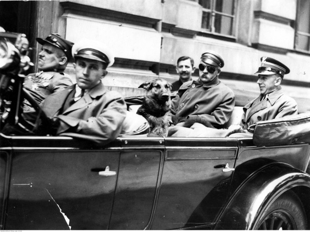 Wyjazd Józefa Piłsudskiego z Warszawy do Sulejówka, gdzie mieściła się willa Marszałka. W przejażdżce towarzyszył mu pies, który wabił się... "Pies".