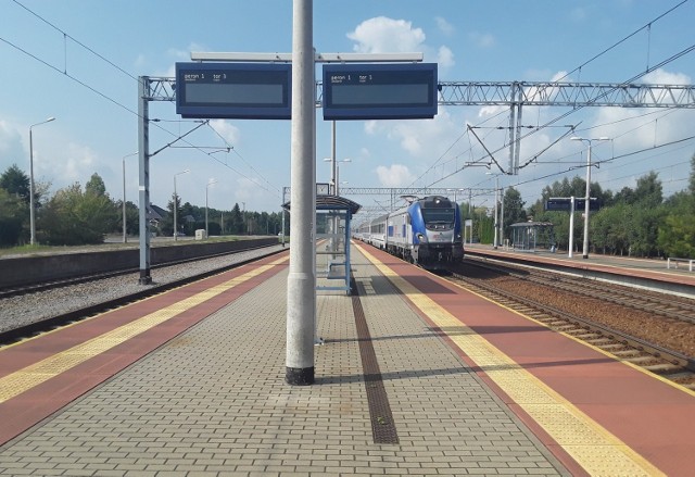 Dłuższe perony na stacji Ropczyce umożliwiają postów dłuższych składów dalekobieżnych.